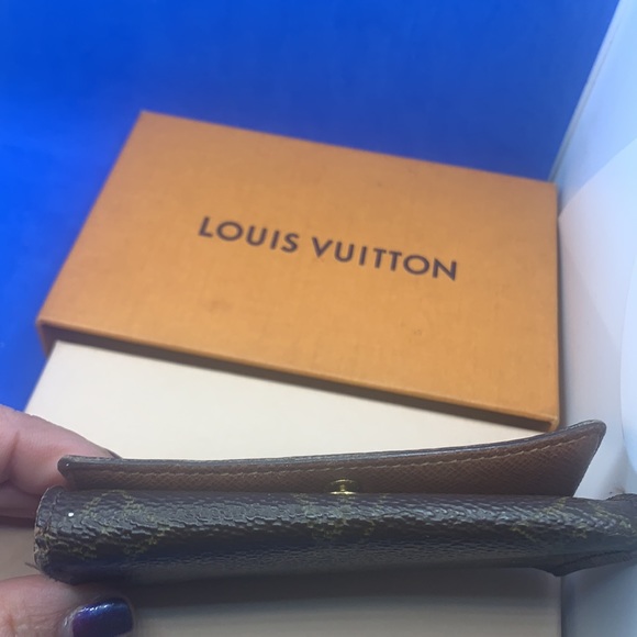 💕 Louis Vuitton Monogram signature design LV Logo 6 key holder - Picture 5 of 8